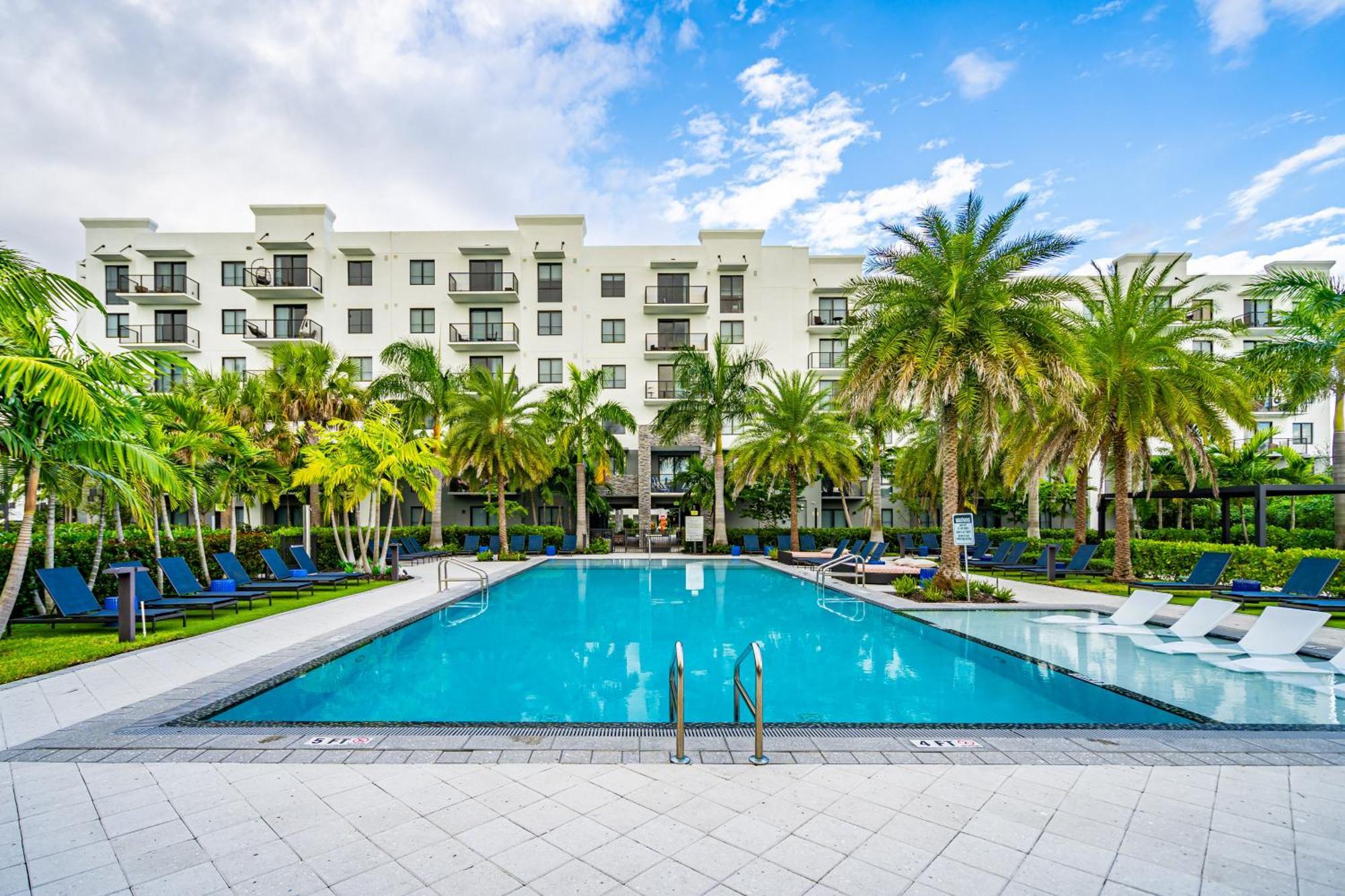 Amazing 2 Bedroom Unit In Doral Miami With Free Parking Хайлиа-Гарденс Экстерьер фото