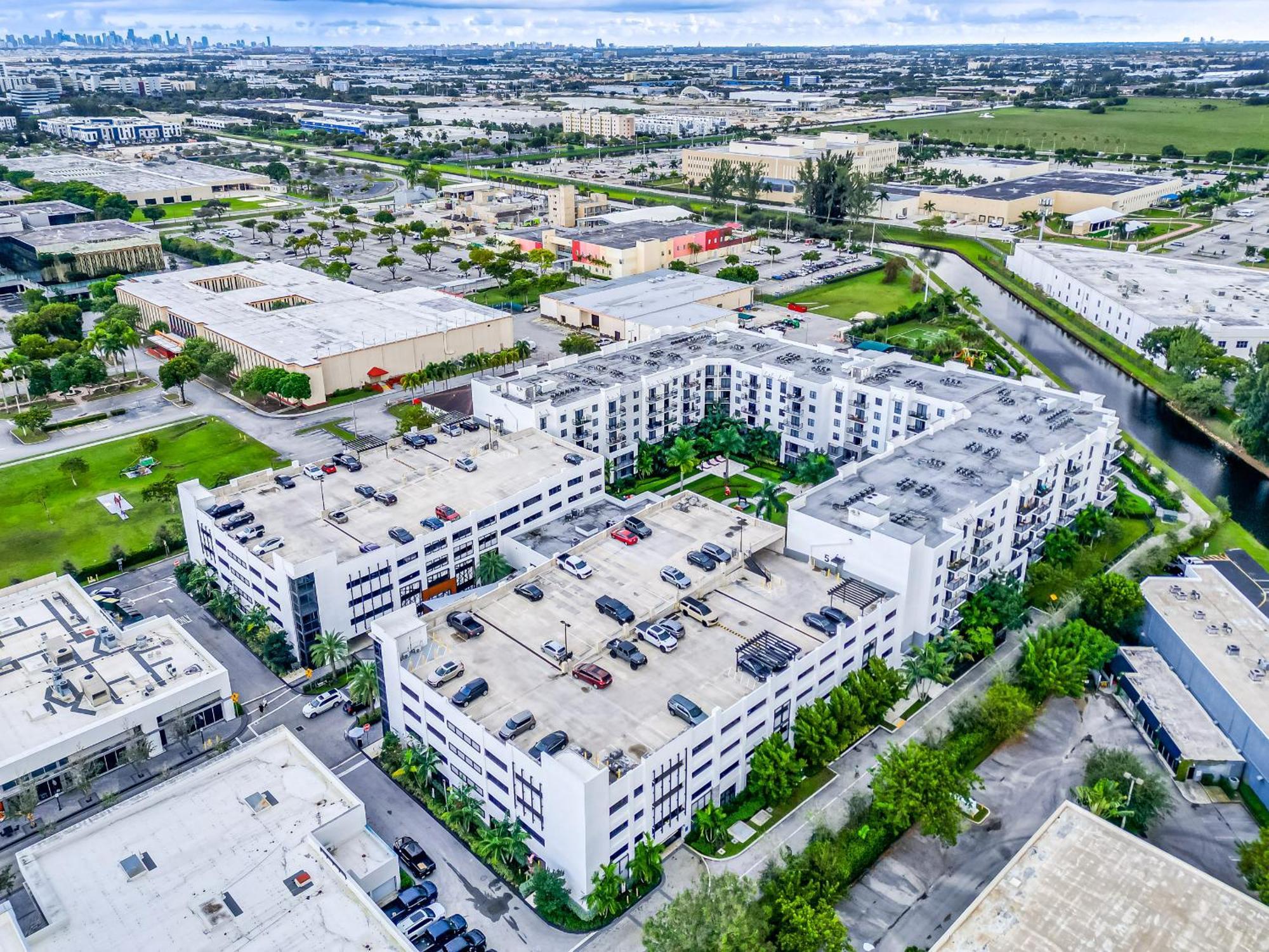 Amazing 2 Bedroom Unit In Doral Miami With Free Parking Хайлиа-Гарденс Экстерьер фото